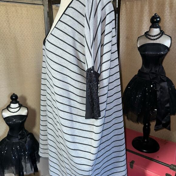 Karen Kane Top with Sequins on Dolman Arms Women’s Size Medium - Picture 4 of 9